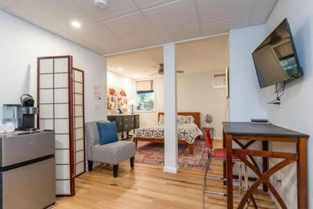 Cozy Private Apt Near Downtown Burlington Buitenkant foto