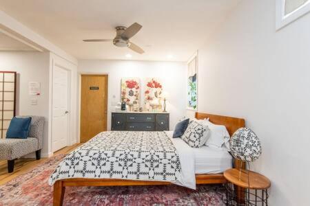 Cozy Private Apt Near Downtown Burlington Buitenkant foto